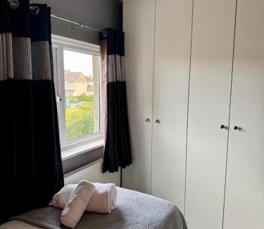 Keynsham House | Home in between Bath and Bristol - Sleeps 9 guests