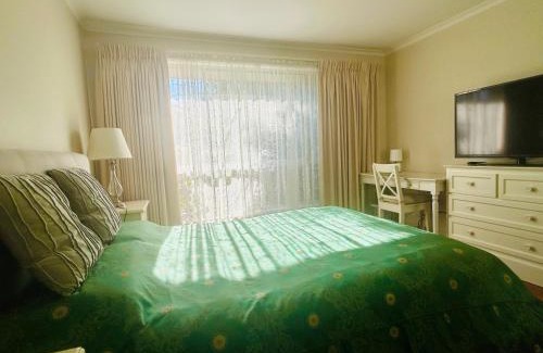 Doncaster House | Home in Doncaster with Gardens, Near Shops & Transport