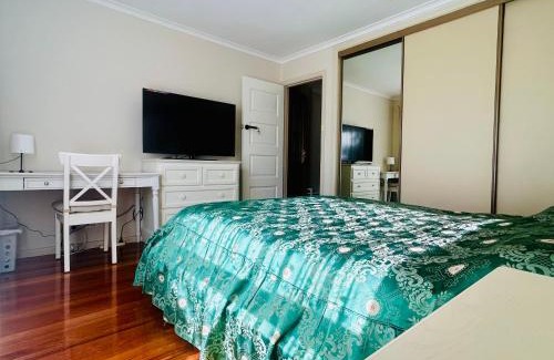 Doncaster House | Home in Doncaster with Gardens, Near Shops & Transport