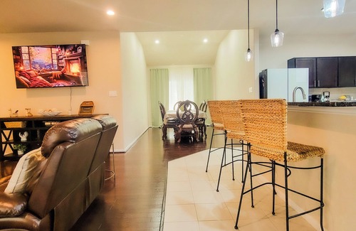 Alvin House | Home In The Heart Of Alvin!