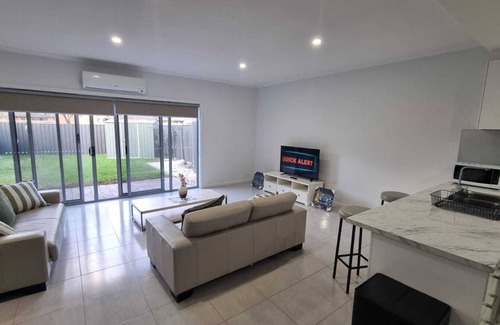 Wyndham Vale House | Home in Wyndham Vale, Melbourne Victoria Bus by the door and trains 5min away