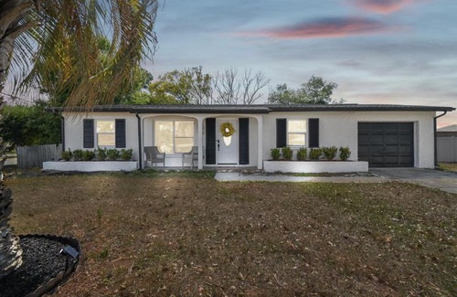 Spring Hill House | Home Near Weeki Wachee, King Bed, Huge Backyard
