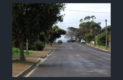 Duncan Cabin | Home on the Bay on Esplanade and Buller St Kingscote-book 2 nights get the 3rd night free