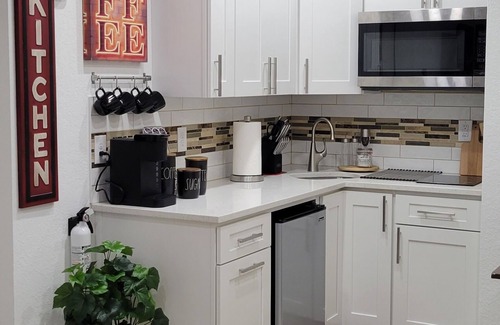 Ruskin Apartment | Home Paradise, Cozy guest suite in Ruskin POOLS HIGH SPEED WIFI BEACH MINUTES!