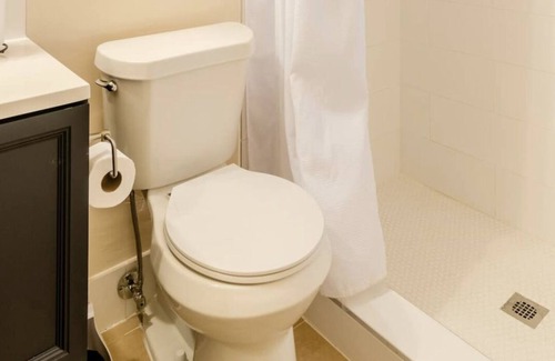 Echo Hills Condo | Home SUITE Home: A Contemporary Queen City Abode