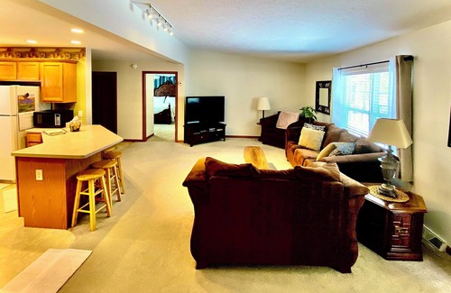 Warsaw House | Homeaway Haven 3 room, 2 bathroom house in charming Warsaw with WiFi, AC.