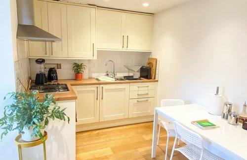 Kilburn Apartment | Homely 2BD Flat w/Private Patio — Near Maida Vale!