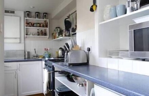 Bonnington Apartment | Homely 2BD Flat with Garden in Central Edinburgh