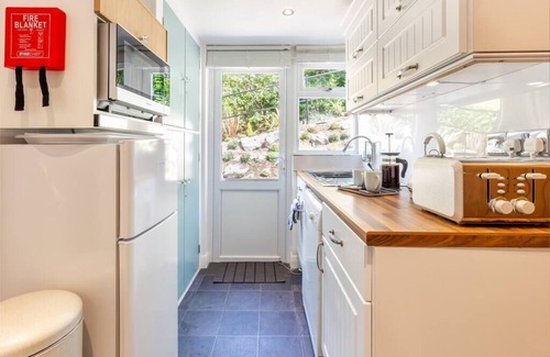 Caterham House | Homely and Cosy House - Access to Central London