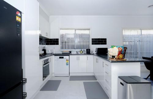Werribee House | Homely Retreat-4 Minutes from Pacific Werribee Shopping Centre