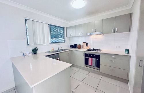 Mango Hill House | Homely Townhouse with Pools
