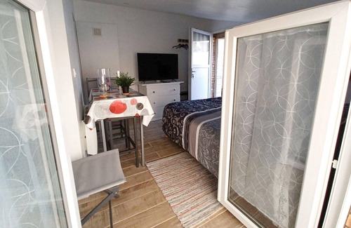 Chateau-Renault Apartment | Homerez - Amazing studio for 2 ppl. at Château-Renault