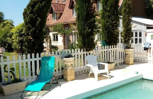 Bracquetuit House | Homerez - Beautiful house for 4 ppl. with shared pool and terrace at Bracquetuit