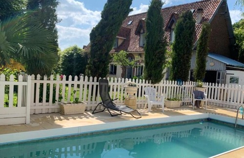 Bracquetuit House | Homerez - Beautiful house for 4 ppl. with shared pool and terrace at Bracquetuit