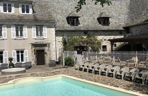 Banes House | Homerez - Bungalow in Argences-en-Aubrac with Pool