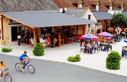 Coulanges House | Homerez - Bungalow for 6 ppl. with shared pool and terrace at Veuzain-sur-Loire