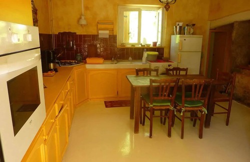 Les Junies House | Homerez - Charming House in Les Junies with Garden View