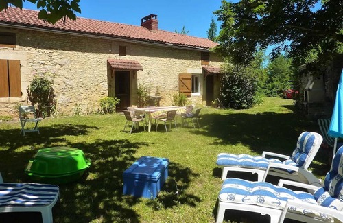Les Junies House | Homerez - Charming House in Les Junies with Garden View