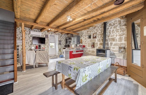Valprivas House | Homerez - Charming house in Valprivas with a private garden.