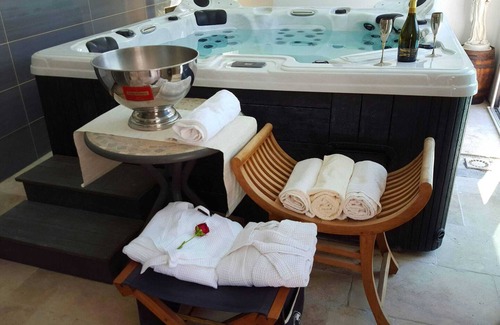 Chauffry House | Homerez - Charming house in Chauffry with pool and jacuzzi