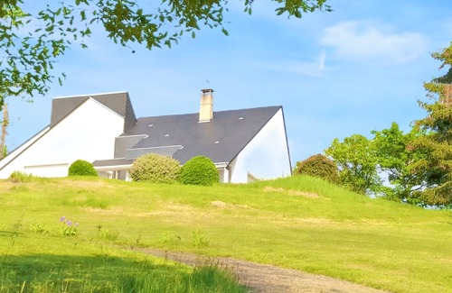Chancay House | Homerez - Charming House in Reugny with Garden and Mountain View