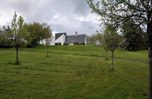 Chancay House | Homerez - Charming House in Reugny with Garden and Mountain View