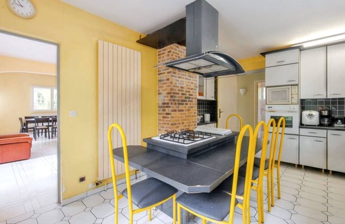 Saints House | Homerez - Cozy House in Saints with Garden and Terrace