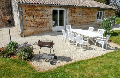 Saint-Vincent-la-Chatre House | Homerez - House with pool in St-Vincent-la-Châtre