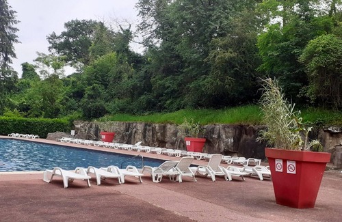 Saint-Cheron House | Homerez - Nice bungalow for 5 ppl. with shared pool and terrace at Saint-Chéron