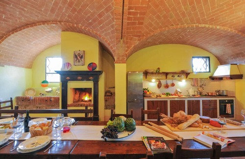 Monteroni d'Arbia Villa | Homerez - Spacious Villa in Monteroni d'Arbia with Pool