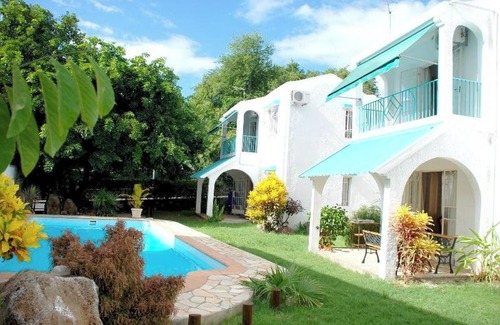 Flic-en-Flac House | Homerez - Spacious House in Flic en Flac with Shared Pool