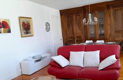 Archiac House | Homerez - Spacious house with garden and Wifi