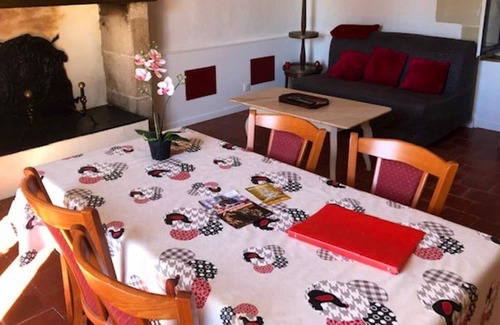 Betz-le-Chateau Villa | Homerez - Villa for 2 ppl. with swimming-pool and terrace at Betz-le-Château