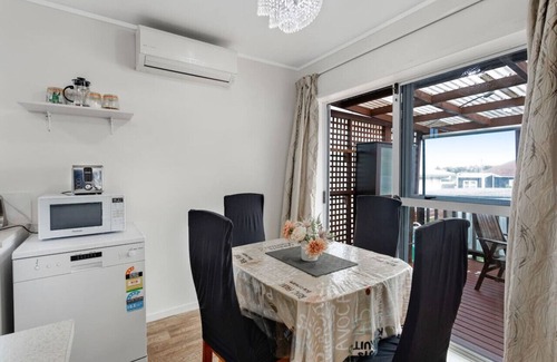 Glen Eden House | Homespun Unit with deck, air-con and parking