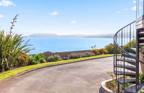 Waihau Bay House | Homestay at Waihau Bay- Meals Included!