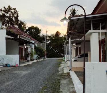 Ngemplak House | Homestay Tata