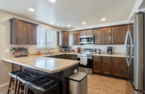 Clearfield House | Homestead Haven | Sleeps 14 | 2 Car Garage