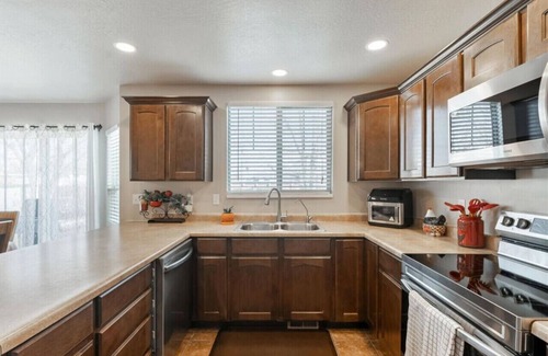 Clearfield House | Homestead Haven | Sleeps 14 | 2 Car Garage