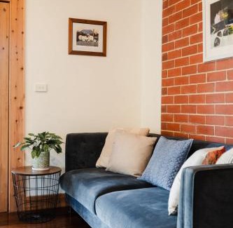 Wallington Apartment | Homestead Loft retreat Heated Pool, Spa, Basketball court, Spa bath in loft