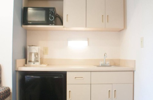 Southpoint Hotel | Hometown Inn & Suites Jacksonville - Butler Blvd./Southpoint