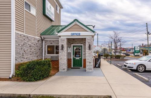 Gainesville Hotel | HomeTowne Studios by Red Roof Gainesville, GA