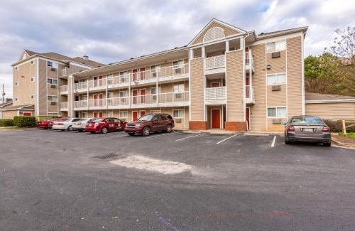 Gainesville Hotel | HomeTowne Studios by Red Roof Gainesville, GA