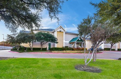 Far North Dallas Hotel | HomeTowne Studios by Red Roof Dallas - North Addison - Tollway