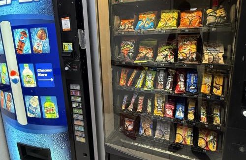 Flint Hotel | HomeTowne Studios by Red Roof Flint