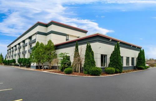 Flint Hotel | HomeTowne Studios by Red Roof Flint