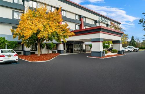 Flint Hotel | HomeTowne Studios by Red Roof Flint