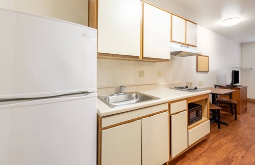 Columbus Hotel | HomeTowne Studios by Red Roof Columbus