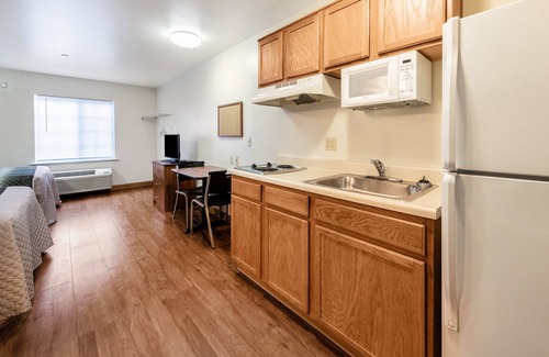 Columbus Hotel | HomeTowne Studios by Red Roof Columbus