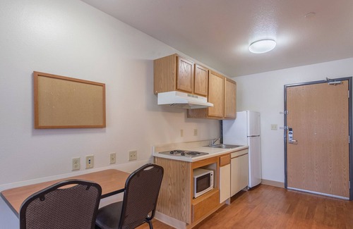 Columbus Hotel | HomeTowne Studios by Red Roof Columbus