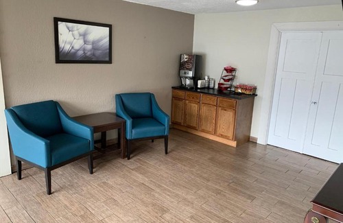 Battle Creek Hotel | HomeTowne Studios by Red Roof Battle Creek